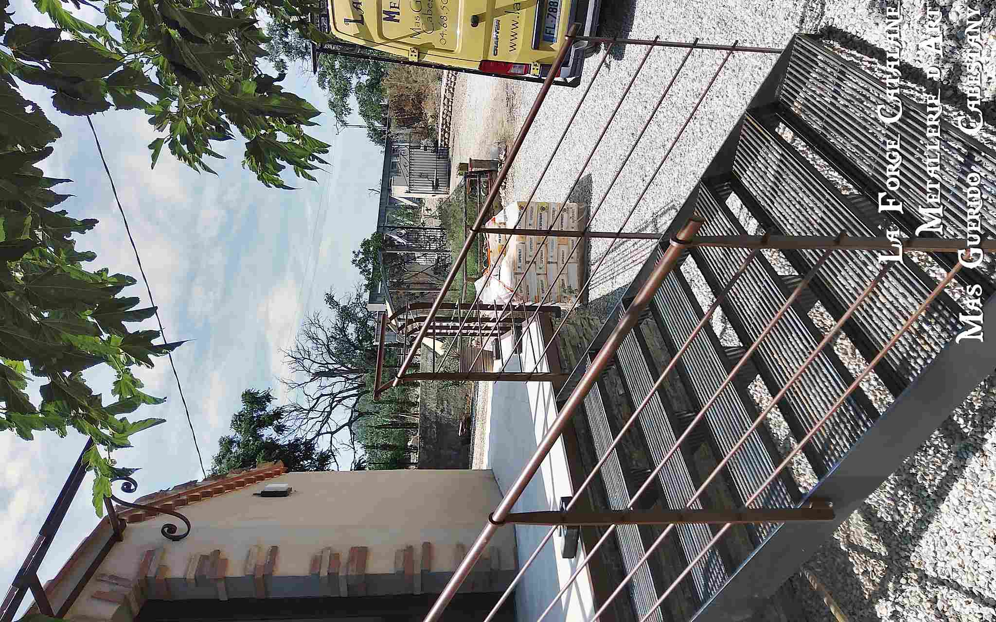 escalier fer torx limon plat rampant garde corps lisse horizontale habillage tole pliee thermo mars 2525 la forge catalane.jpg